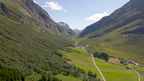 aislado pueblo de montaña de aarset en el fiordo de geiranger, noruega