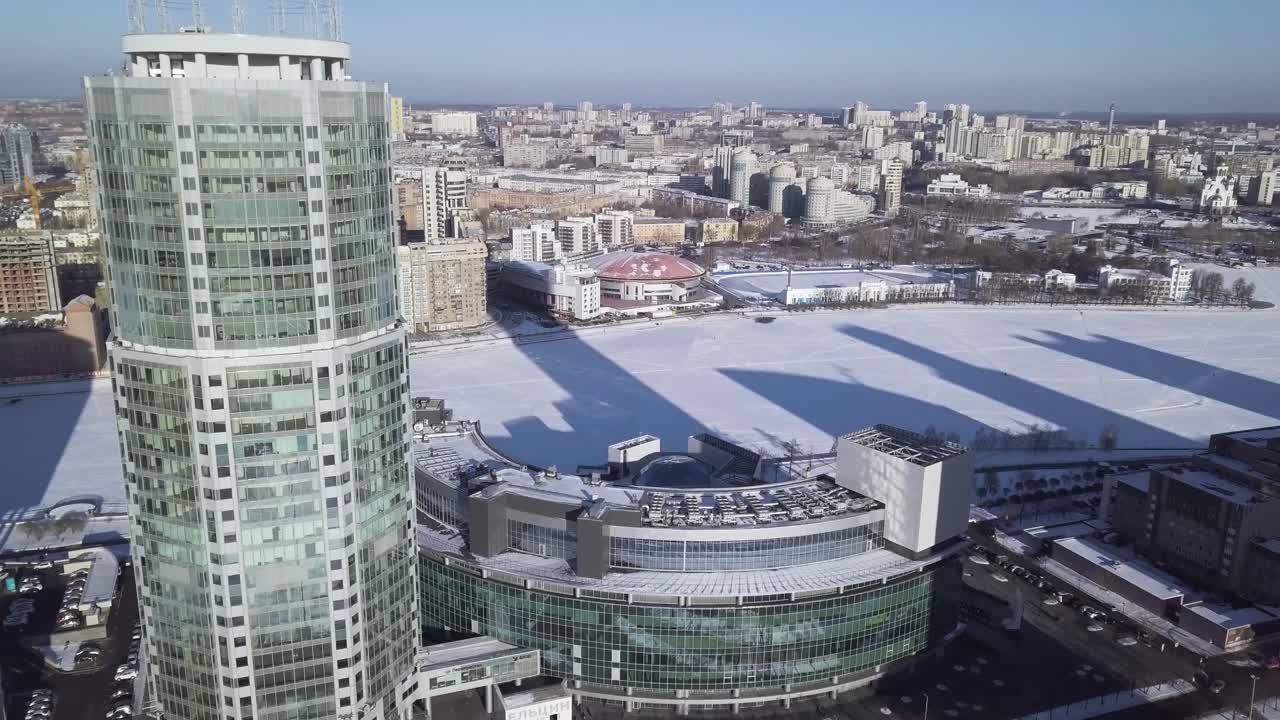 현대 건축물과 얼어붙은 호수와 함께 겨울의 도시 풍경