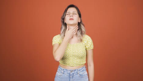 mujer joven con dolor de garganta.