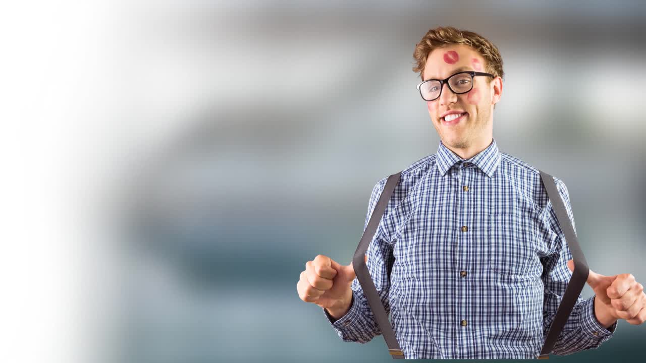 animación de un hombre caucásico feliz con labios de lápiz labial en su mano derecha