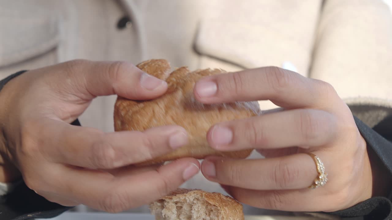 persona que sostiene un pedazo de pan