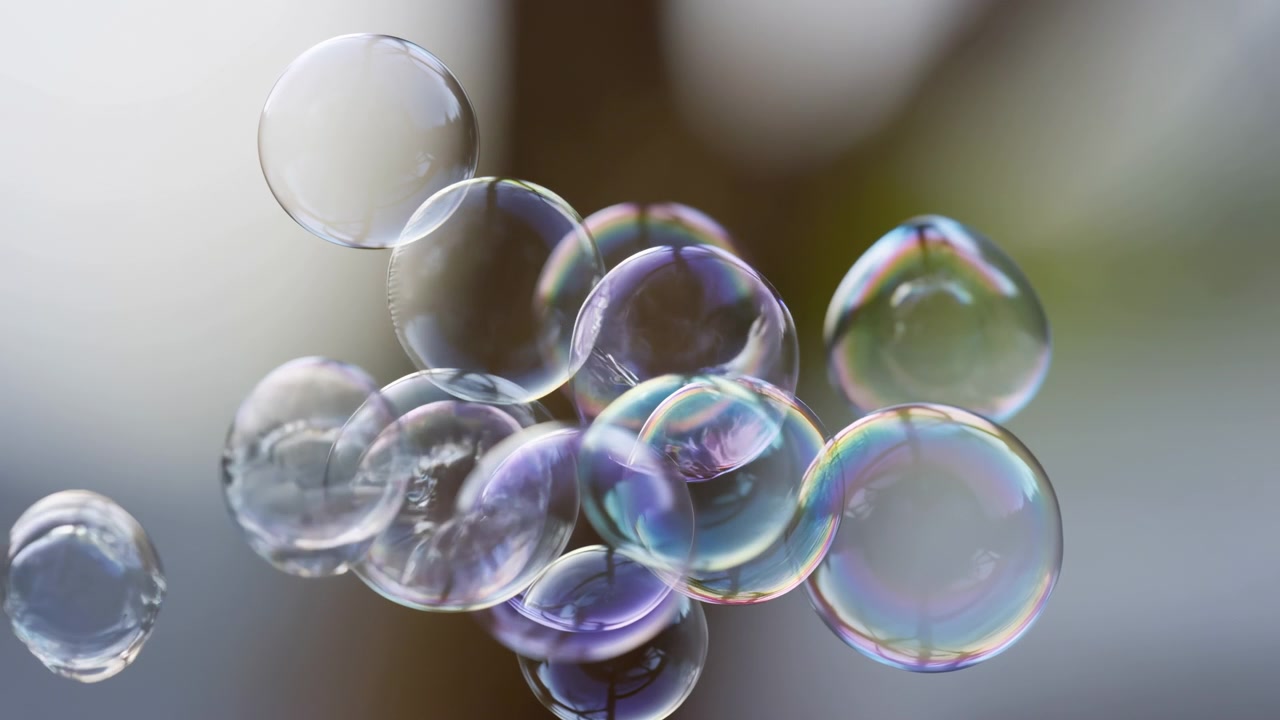 Grappolo di bolle di sapone iridescenti galleggianti, macro primo piano di sfere traslucide con riflessi arcobaleno.
