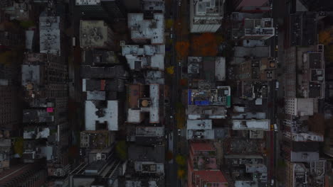 Vista-Aérea-De-Los-Pájaros-Arriba-Hacia-Abajo-Edificios-De-Vista-Descendente-En-El-Distrito-De-La-Ciudad.-Follaje-De-Color-Otoñal-En-Los-árboles.-Manhattan,-Ciudad-De-Nueva-York,-Estados-Unidos