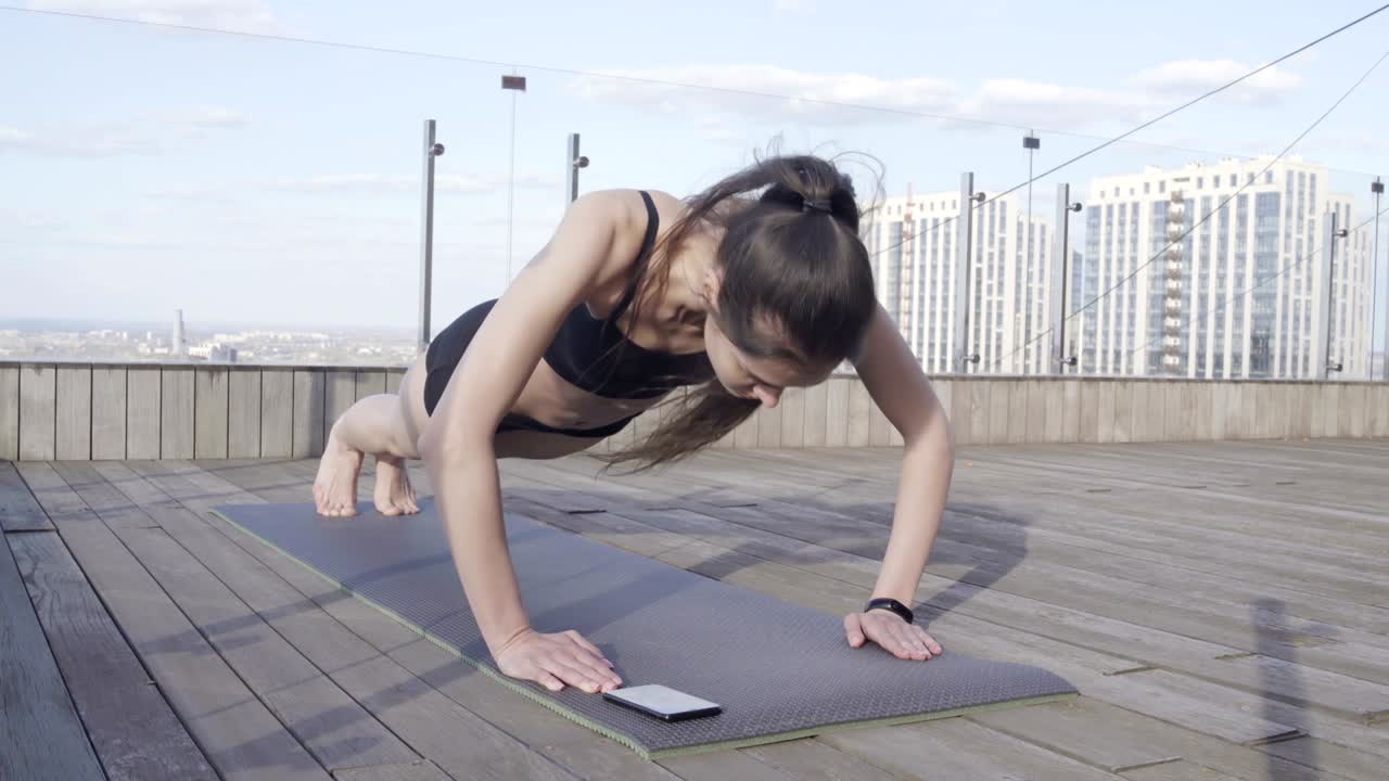 mujeres fitness push-ups terraza en el techo