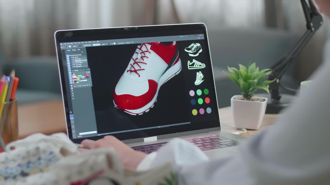 diseñador trabajando en el diseño de zapatos 3d en una computadora portátil