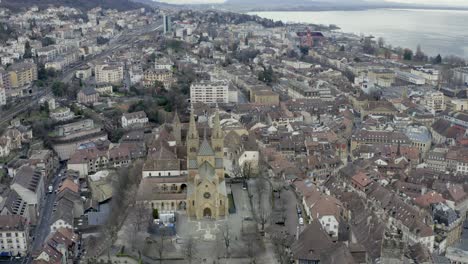 Das-Romantische-Dorf-Neuenburg-Am-Schönen-See-Während-Der-Wintersaison-In-Der-Schweizer-Alpenlandschaft,-Schweiz,-Europa