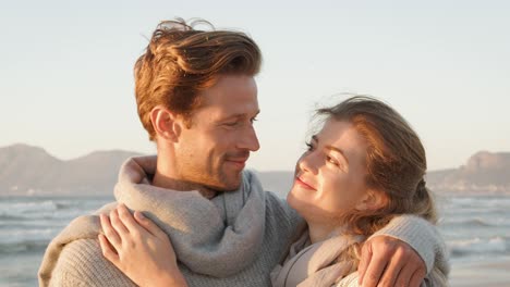 retrato de una pareja amorosa caminando juntos por la playa de invierno