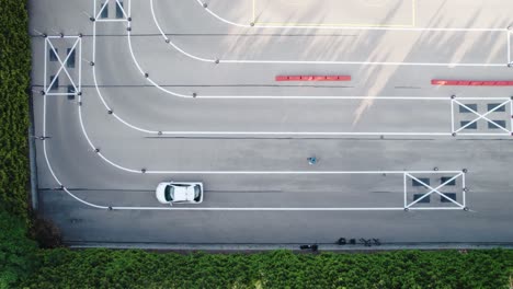vista aérea del conductor del automóvil durante el ensayo de giro en l entre conos