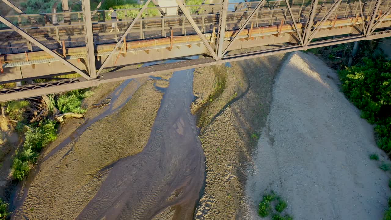 puente de iron horse trailhead en valencia, ca