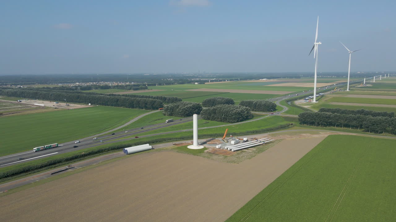 고속도로 근처에 건설 중인 풍차의 공중