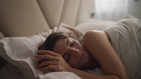 mujer despertando en la cama