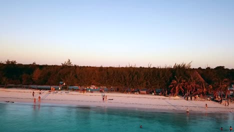 Toller-Slider-Fliegt-Seitwärts-Von-Rechts-Nach-Links-Drohnenaufnahme-Am-Strand-Küstenlinie-Paradiesfilm-Gedreht-Auf-Sansibar-In-Afrika-Tansania-Im-Jahr-2019-Filmische-Naturluftaufnahme-In-1080,-60p-Von-Philipp-Martinitz