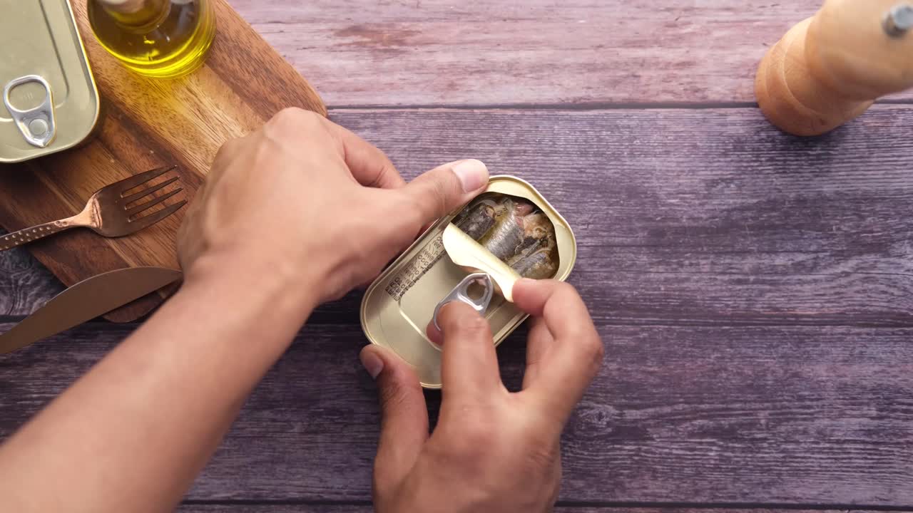 물고기 캔을 열고