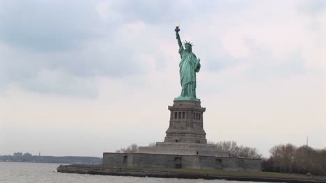 La-Estatua-De-La-Libertad-Se-Ve-Impresionante-Bajo-Cualquier-Luz