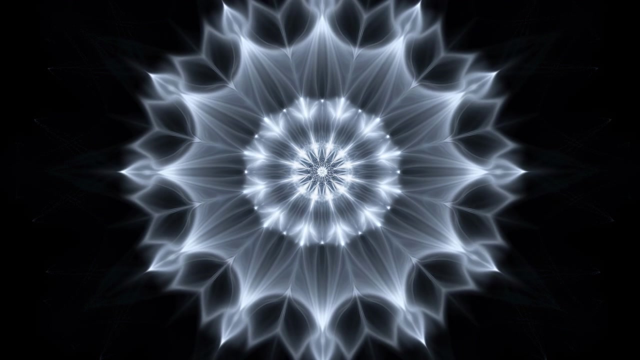 Esplosione centrata simile a un mandala con anelli di petali traslucidi a strati che si aprono da un nucleo bianco freddo e luminoso in tonalità blu ghiaccio, creando un'elegante simmetria, un bagliore morbido e uno spazio negativo nero profondo