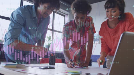 animación del procesamiento de datos contra diversos colegas que trabajan juntos en un plan en la oficina
