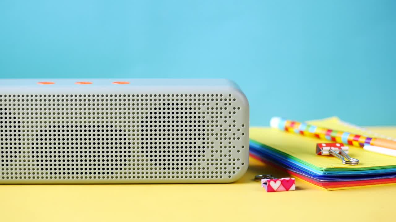 Altavoz inteligente y teclado con espacio de copia sobre fondo blanco.