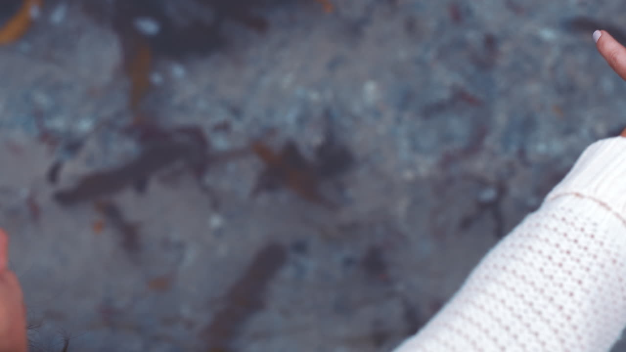 la mujer agita la mano sobre el río de agua