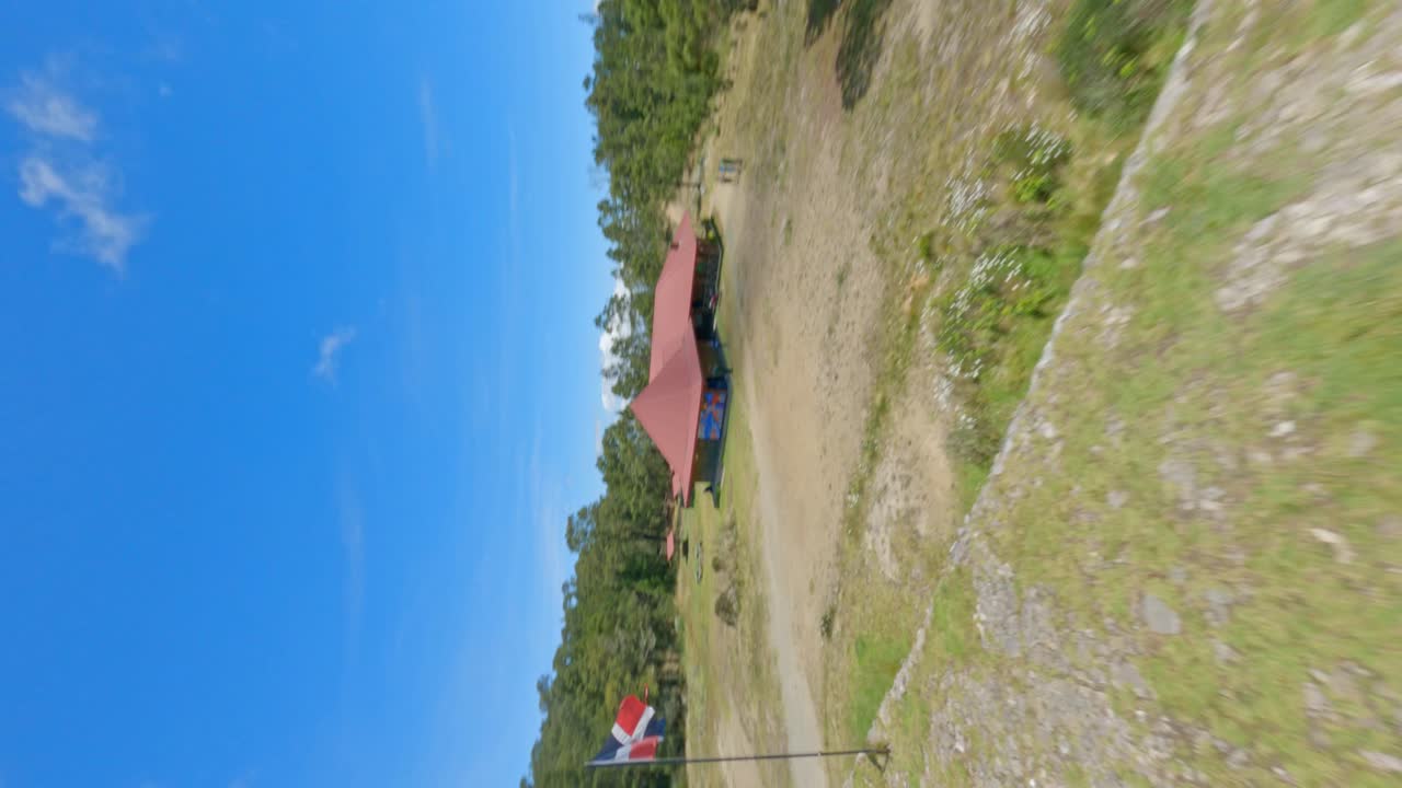 drone fpv volando sobre y alrededor de la pirámide de valle nuevo y ondeando la bandera en la república dominicana