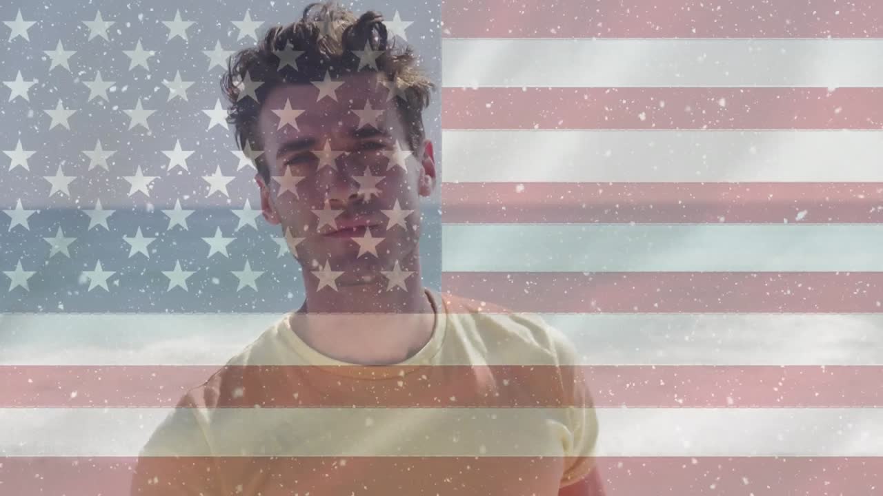 animación de la bandera de los estados unidos de américa sobre un hombre caucásico sonriente en la playa.