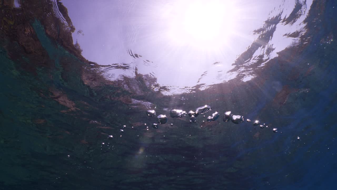 하늘과 표면에 가까운 수중 바다 풍경 태양 광선과 공기 거품 느리게 편안한 바다 배경