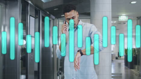 animación del procesamiento de datos sobre empresario biracial en la oficina