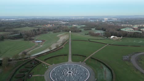 una vista aérea del parque campbell, que muestra la rosa de milton keynes y la pirámide de luz, al atardecer