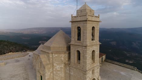 iglesia en la cima de la montaña. vista aérea del paisaje de la montaña