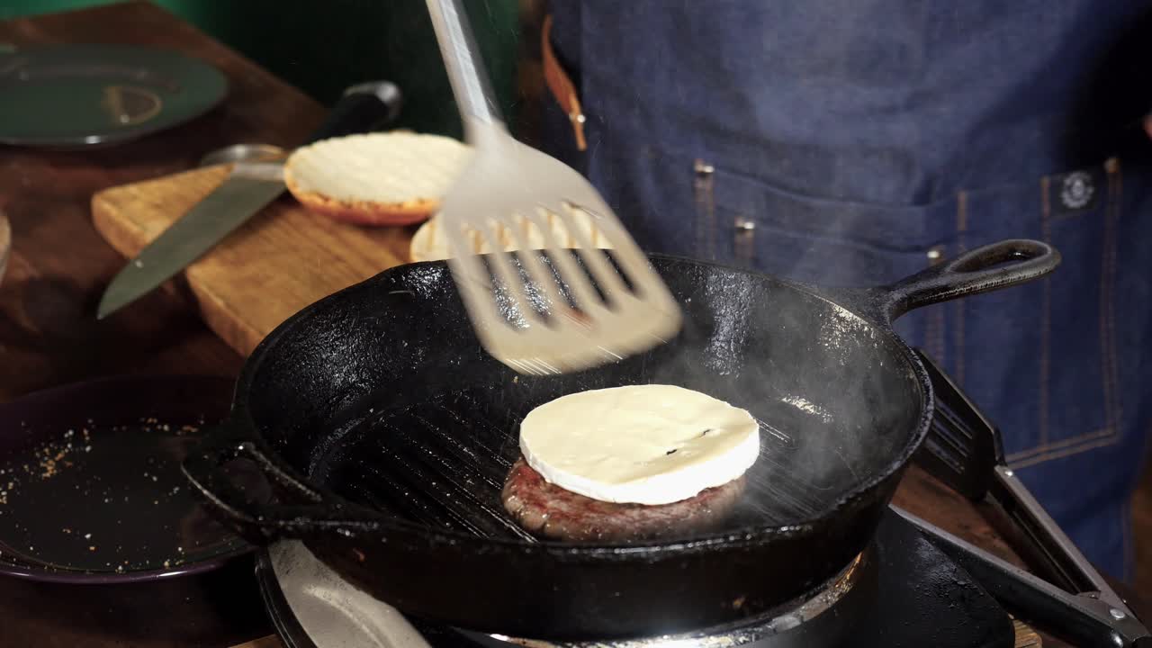 맛있는 치즈 버거를 요리하고 있습니다.