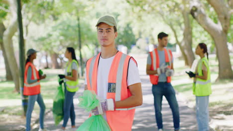 retrato de un joven limpiando el parque con eco