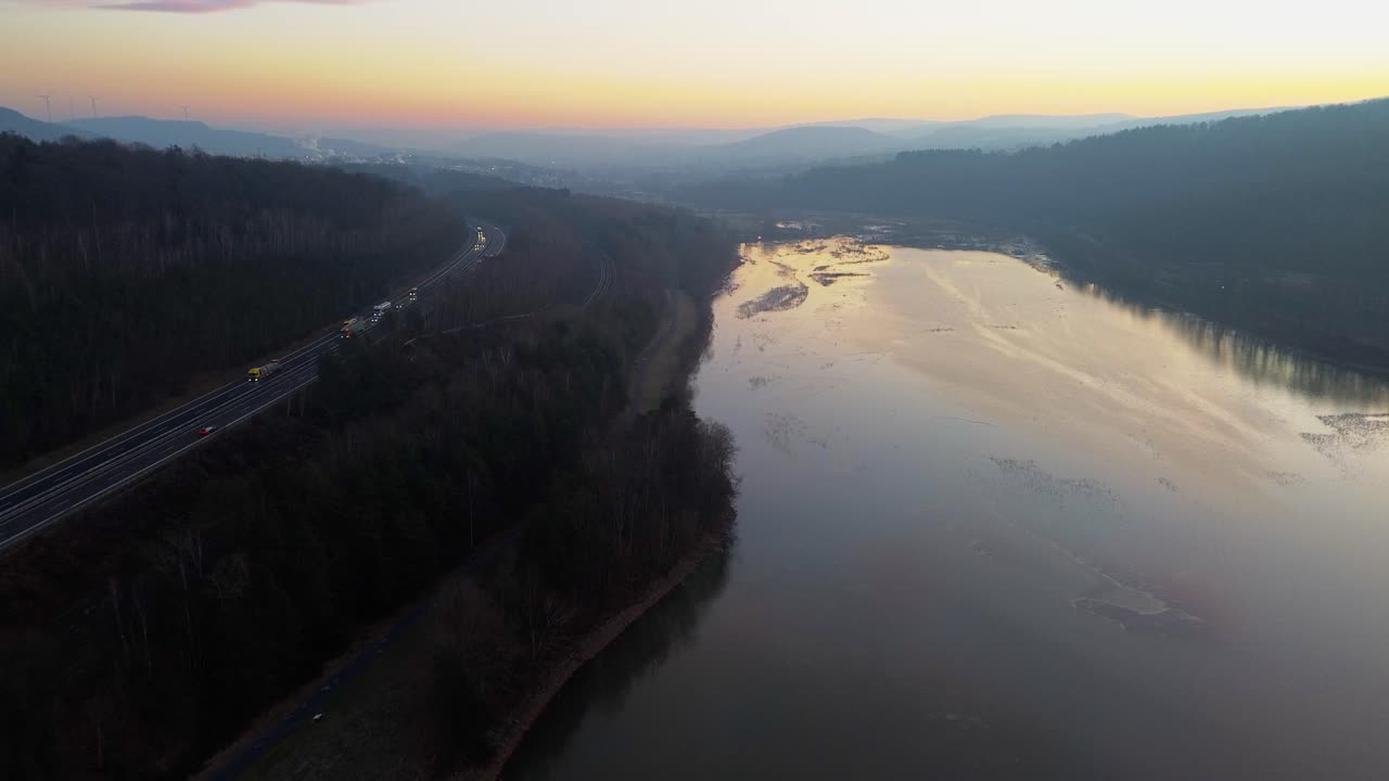 황혼의 평온함: 숲 속의 풍경을 가로질러 흐르는 강