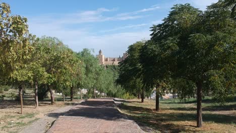 Luftaufnahmen-Mit-Drohne-über-Der-Monumentalen-Stadt-Südandalusiens-In-Antequera,-Málaga,-Ansichten-Ihrer-Burg-Und-Des-Monumentalen-Bereichs-Dieser-Weltkulturerbestadt