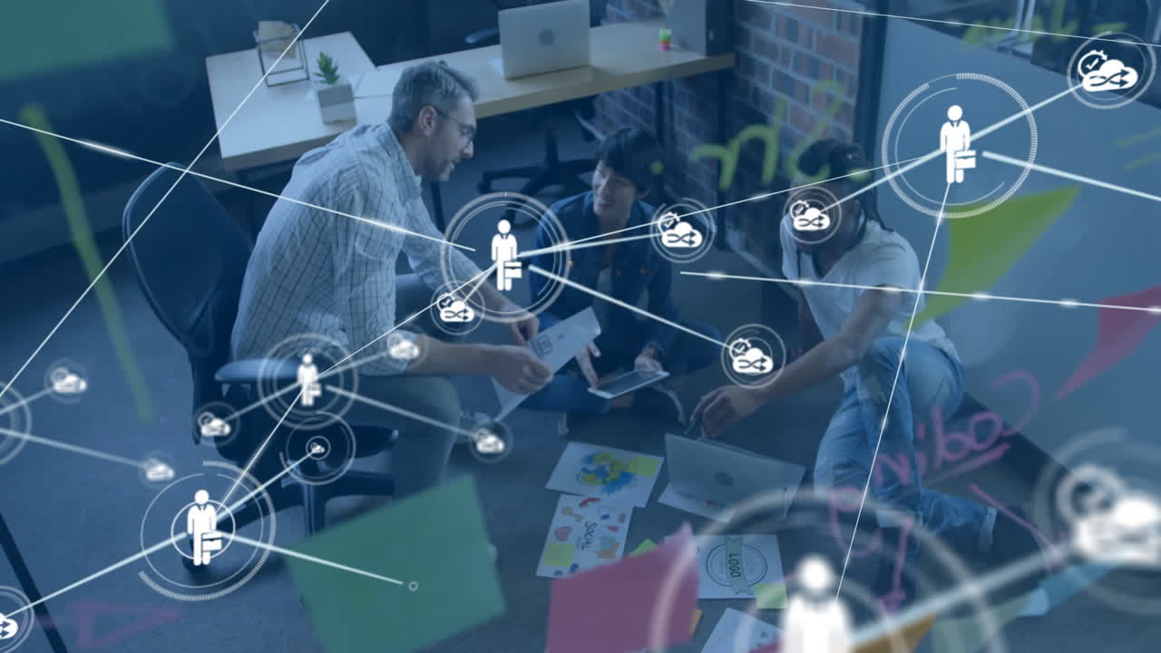 animación de la red de conexiones con iconos sobre diversos colegas discutiendo el trabajo en la oficina