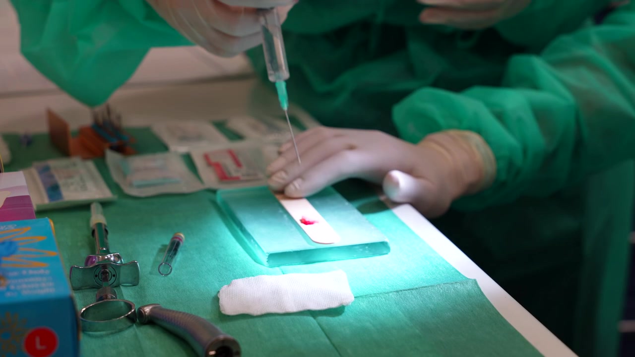Médico analizando una muestra de piel de paciente y aplicando un líquido sobre ella