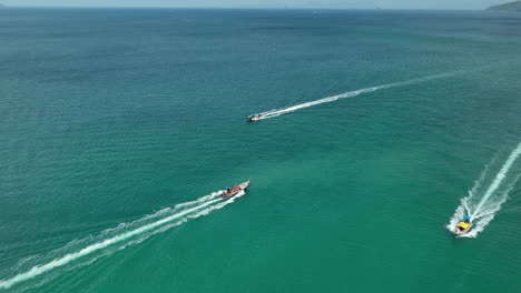 barcos tailandeses de cola larga que transportan pasajeros a railay beach y ao nang en la costa de krabi, tailandia