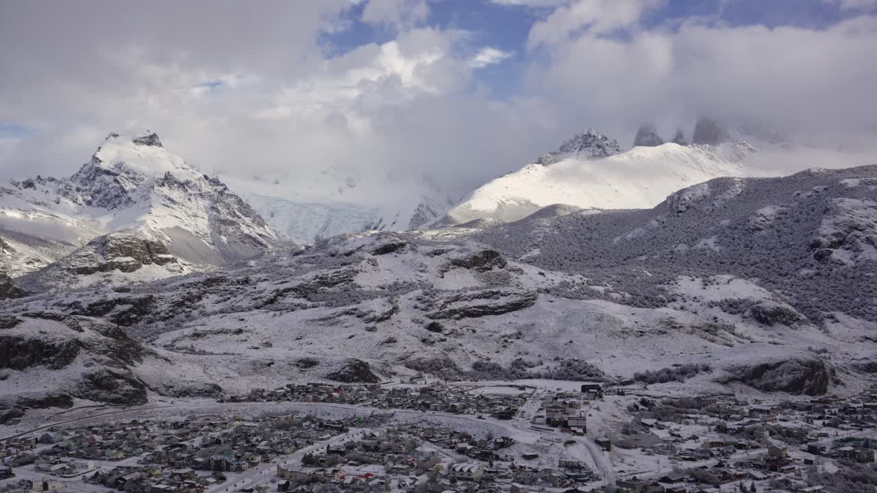 겨울에 눈 인 산꼭대기와 계곡과 함께 엘 텐의 타임 스 파노라마