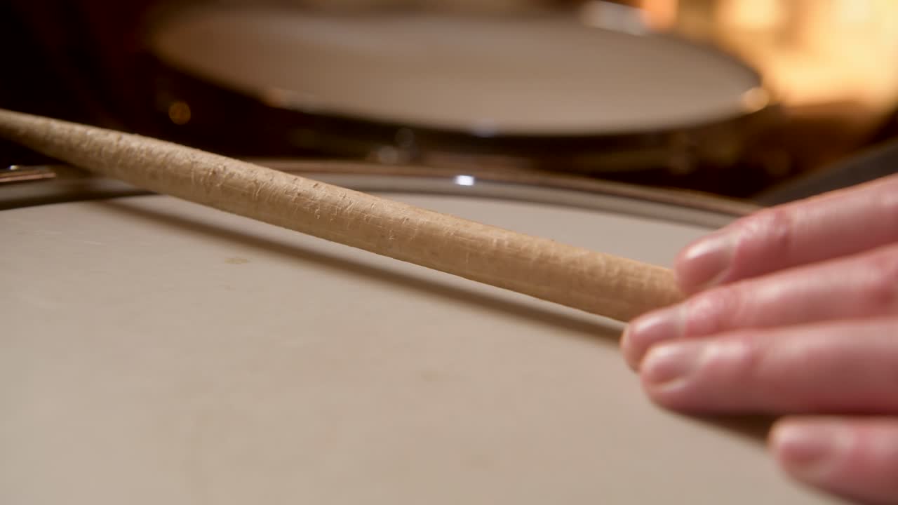 foto macro de cerca de los golpes del aro del tambor durante una sesión de grabación en el estudio