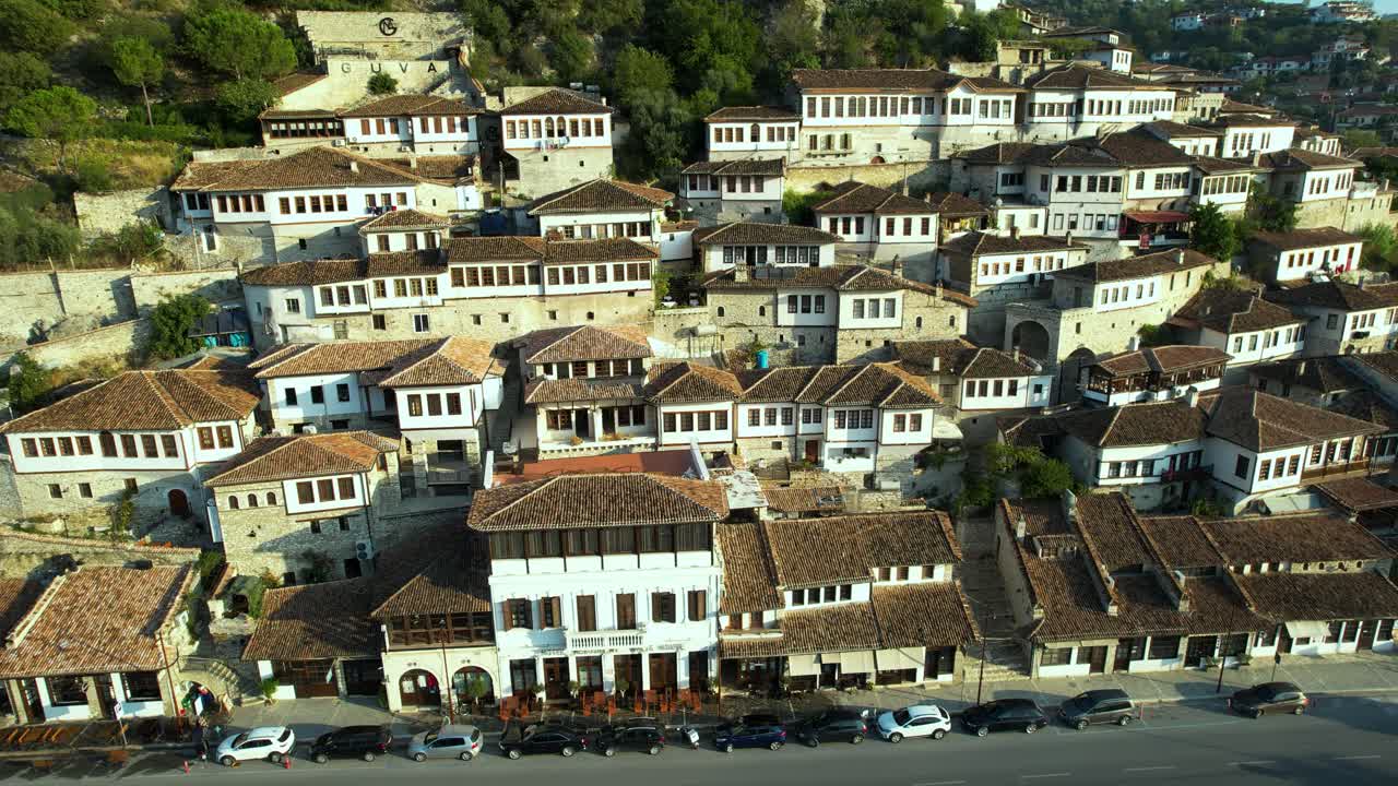 unesco berat: explorando el histórico barrio de mangalem con casas blancas, grandes ventanas y el pintoresco río osum en albania