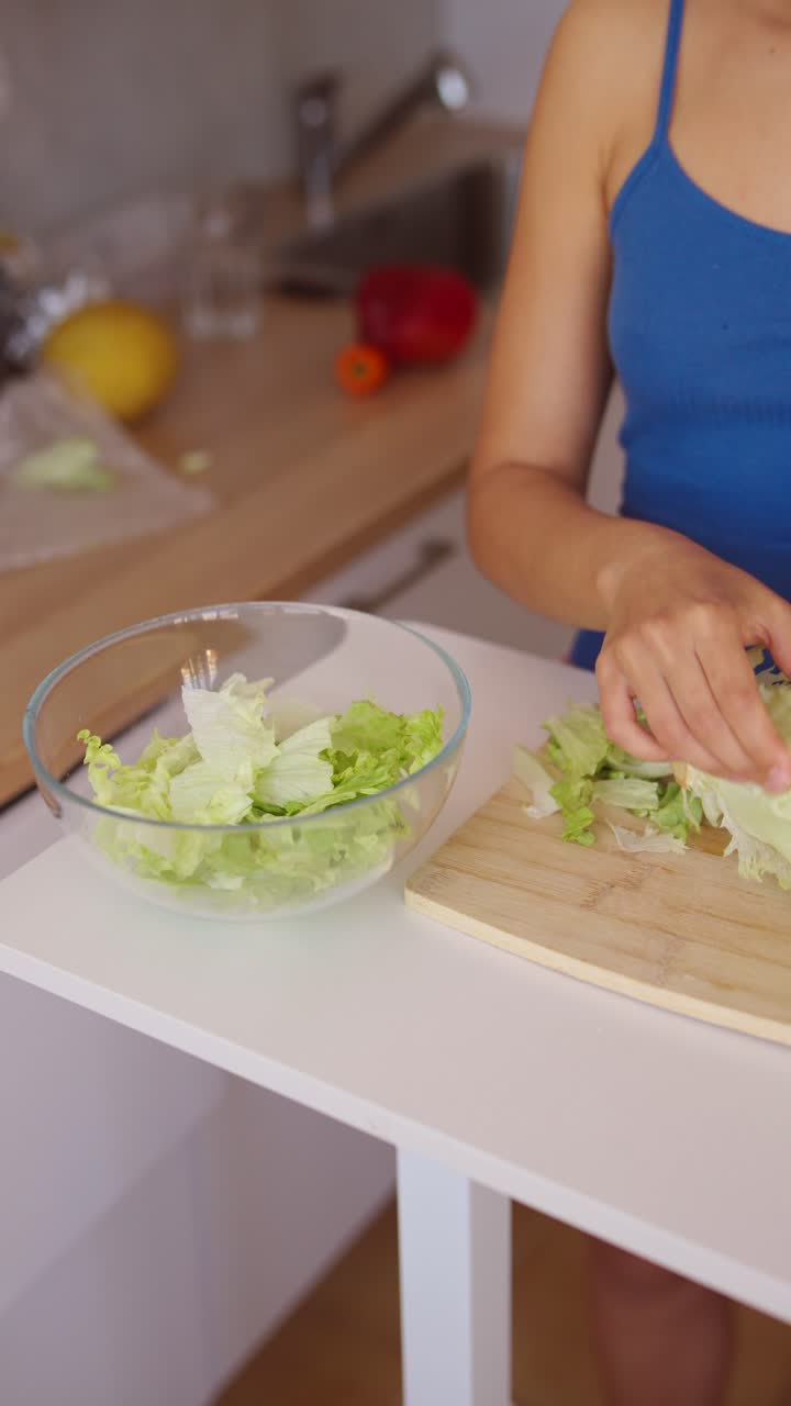 una mujer preparando una ensalada.