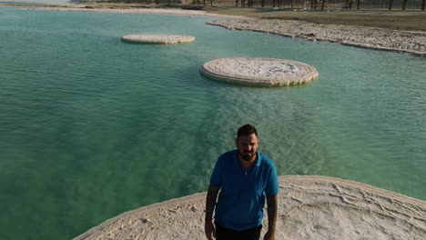 hombre caminando sobre hongos de formación de sal en el mar muerto, israel