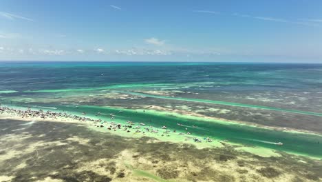 플로리다 키스 (florida keys) 에 있는 샌드바 (sandbar) 에서 공중으로 아내는  보트 (shot boat)