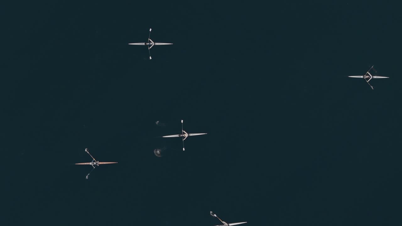 el ojo de pájaro rastreando el tiro del dron de los remeros en un lago oscuro