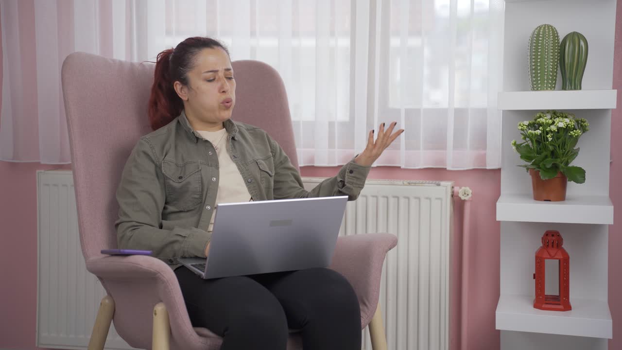 la mujer que habla por teléfono tiene frío al lado del calentador frío.