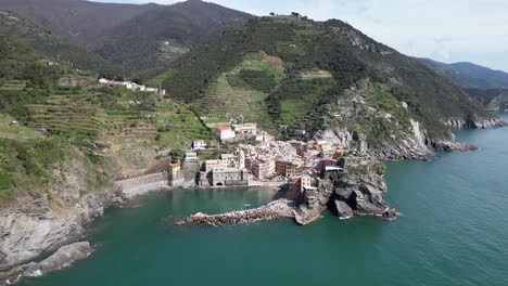 Vernazza-Cinque-Terre-Italia-Muestra-Aérea-Todo-El-Pueblo-Y-El-Tren-A-Lo-Largo-Del-Océano