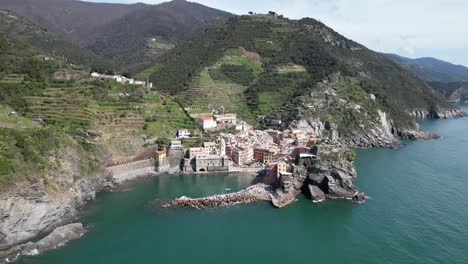 이탈리아의 vernazza cinque terre는 바다를 따라 온 마을과 열차를 보여줍니다.