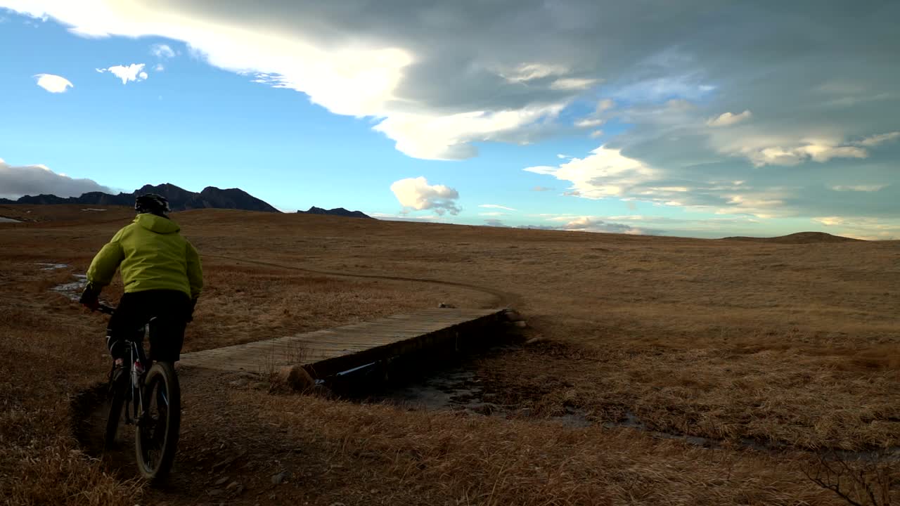 혼합 트레일에서 산악 자전거 타는 사람의 슬로우 모션 영상