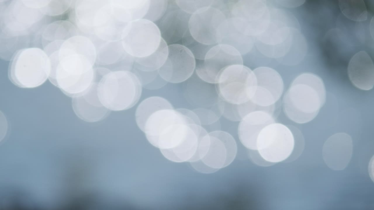 fuera de foco destellos de luz solar reflejados en el lago de agua