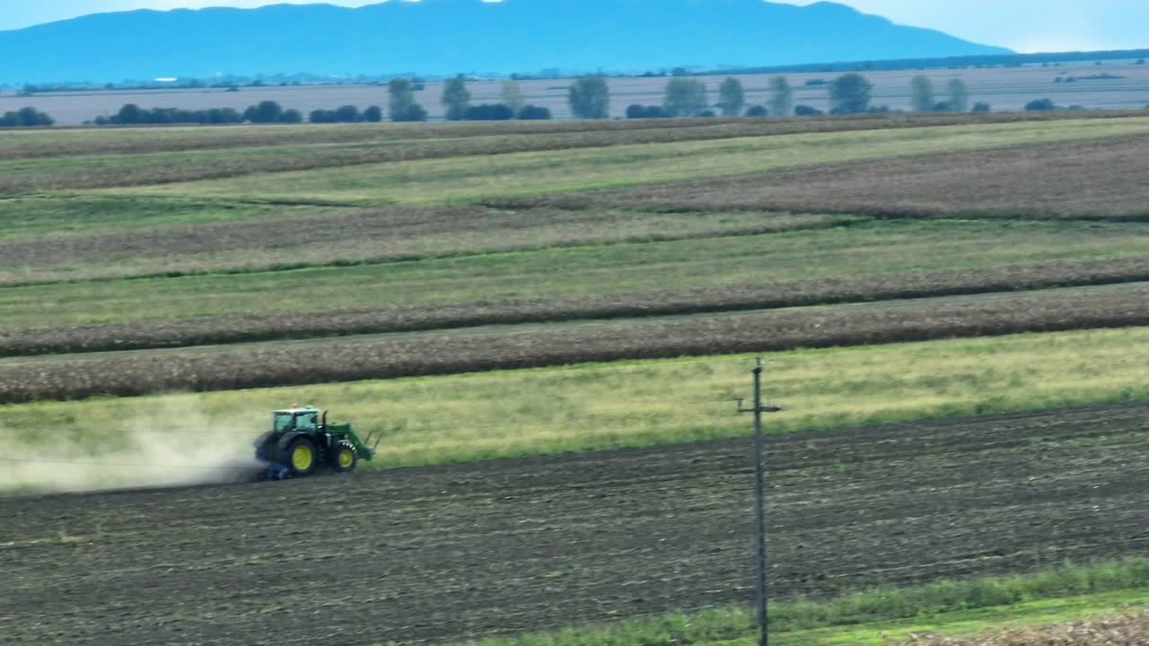 필드 수확에 트랙터의 와이드 샷 공중