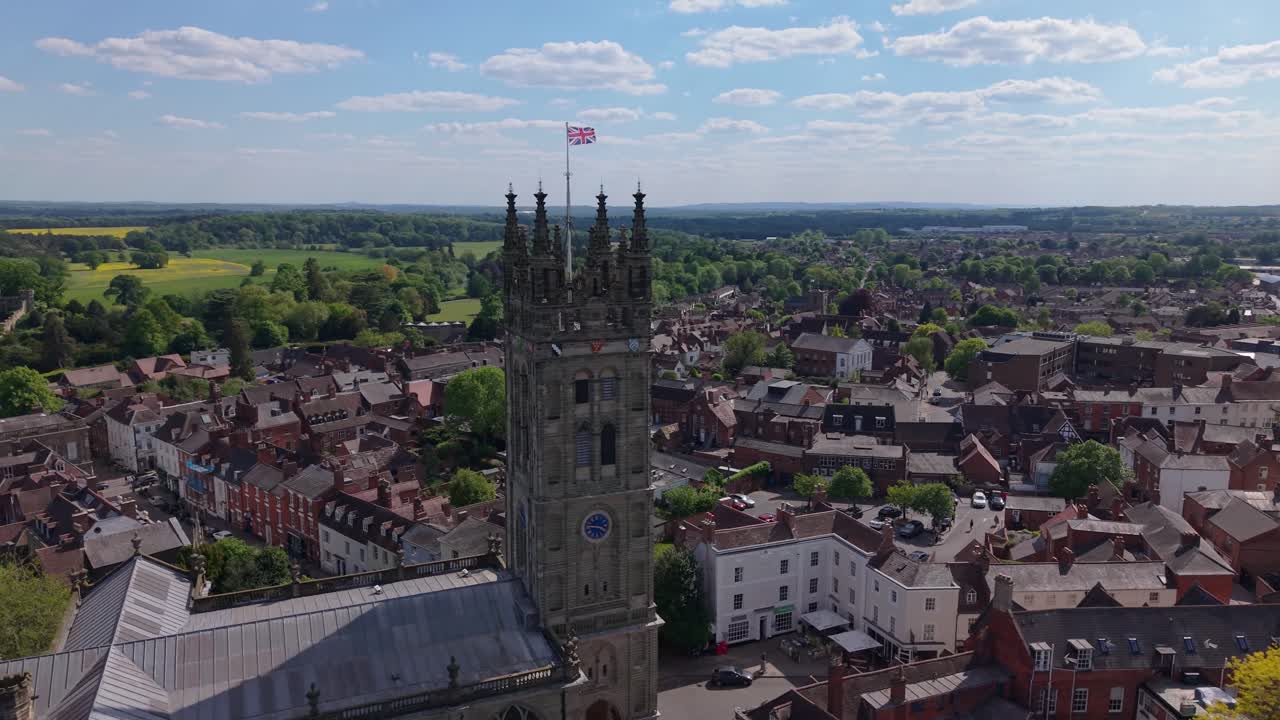 Orbita di un drone sopra il villaggio di Warwick in una soleggiata giornata primaverile, che mostra una natura colorata, alberi in fiore, paesaggi verdi e l'incantevole paesaggio urbano inglese in una luminosa luce naturale