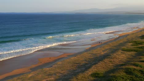 Vista-Panorámica-De-Las-Olas-Del-Océano-Rodando-En-La-Orilla-Arenosa-En-La-Playa-De-Wollongong-En-Australia---Toma-Aérea